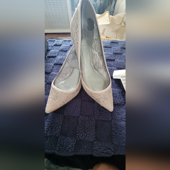 Elegant Lace Women's Pumps - Picture 3 of 5